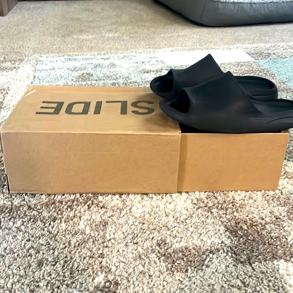 Yeezy slides black